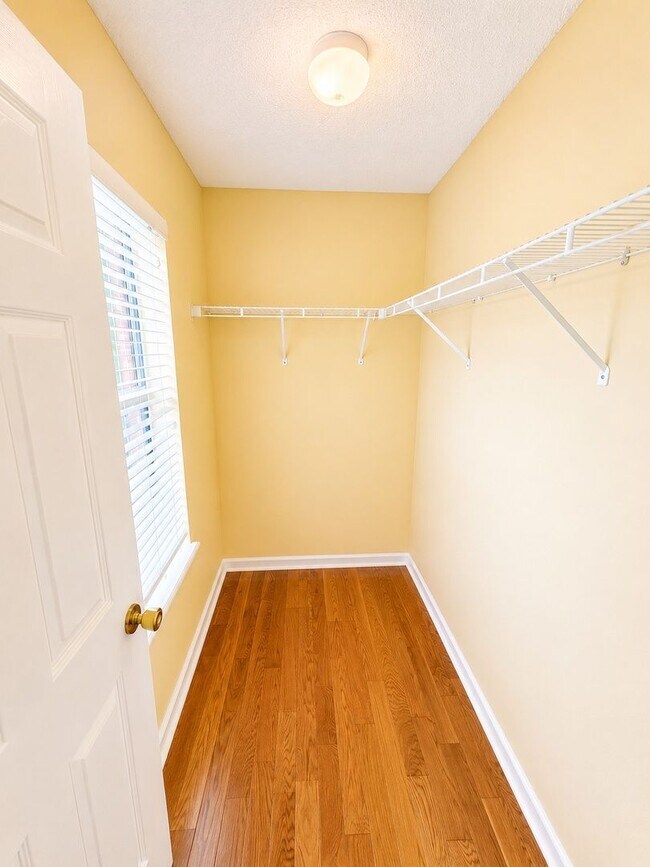 Building Photo - 1525 Clarendon Way