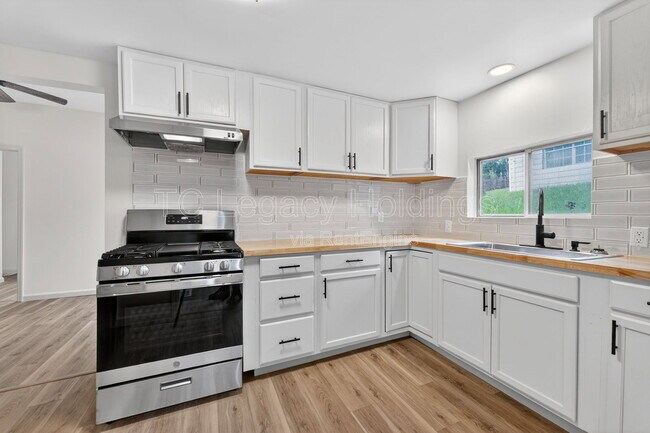 Building Photo - 407 Simpson Ave