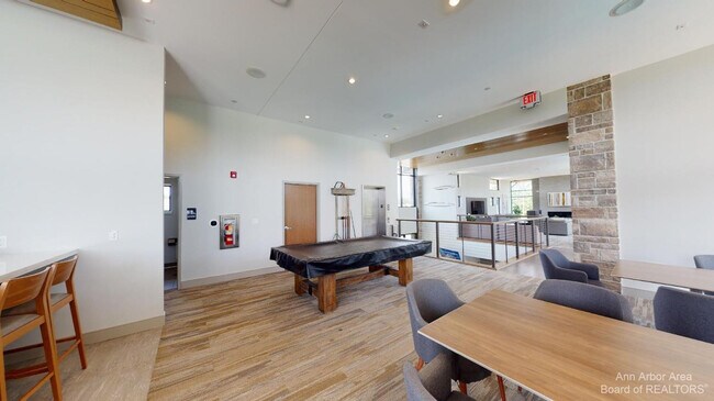 Building Photo - 2704 S Spurway Dr