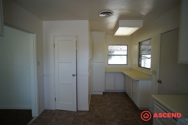 Building Photo - 2 Bed / 1 Bath Home with Solar – Convenient Bakersfield Location