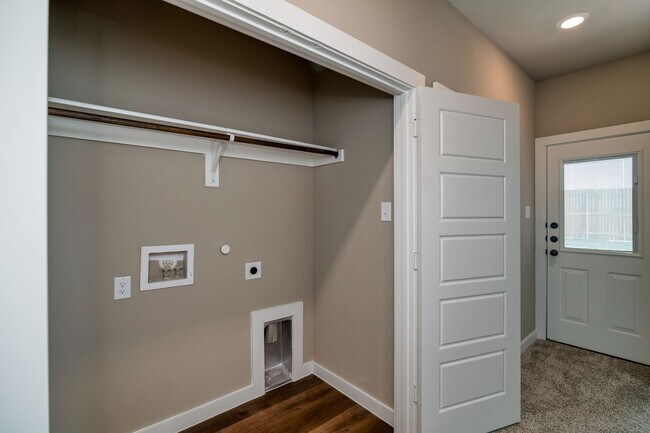 Building Photo - GORGEOUS 3 BEDROOM DUPLEX LOCATED IN MIDLO...