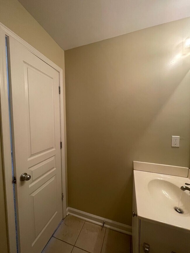 Building Photo - 17-1728 J&amp;S