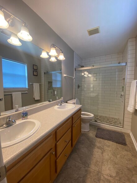 Building Photo - 208 Tennessee Dr