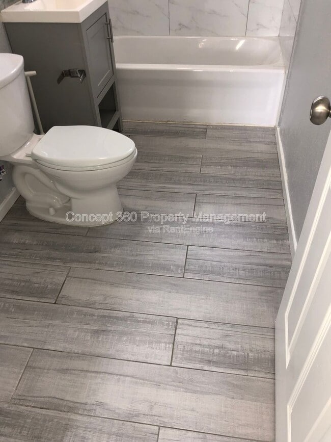 Building Photo - 1910 E 59th St