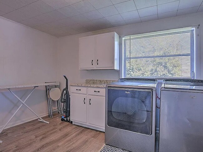 Building Photo - 1601 Cherokee Rd