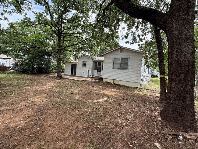 Building Photo - Rendon Area; Single-Family home sitting on...