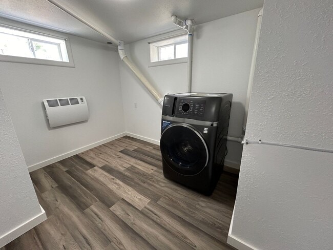 Building Photo - 3 Bedroom 1 Bath Beautiful House with Fenced Yard & Garage