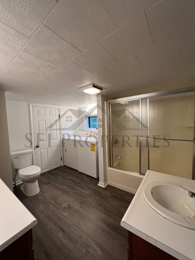 Building Photo - Lee6-8