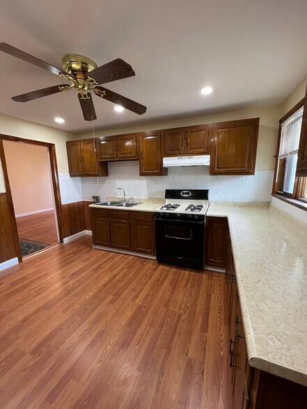 Building Photo - 227 Holland St