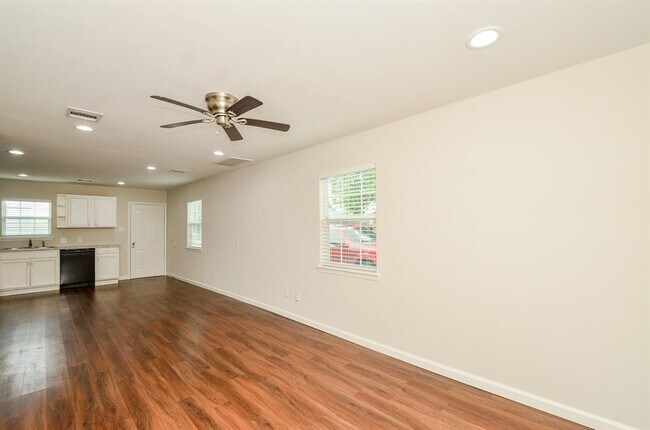 Building Photo - 6425 Sidney St