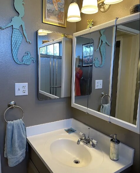 Building Photo - 3231 Coral Dr