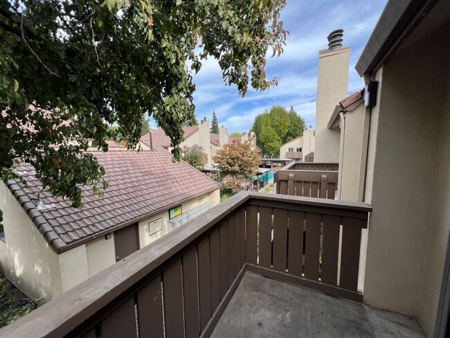 Building Photo - Updated 2 bedroom condo located in a gated...