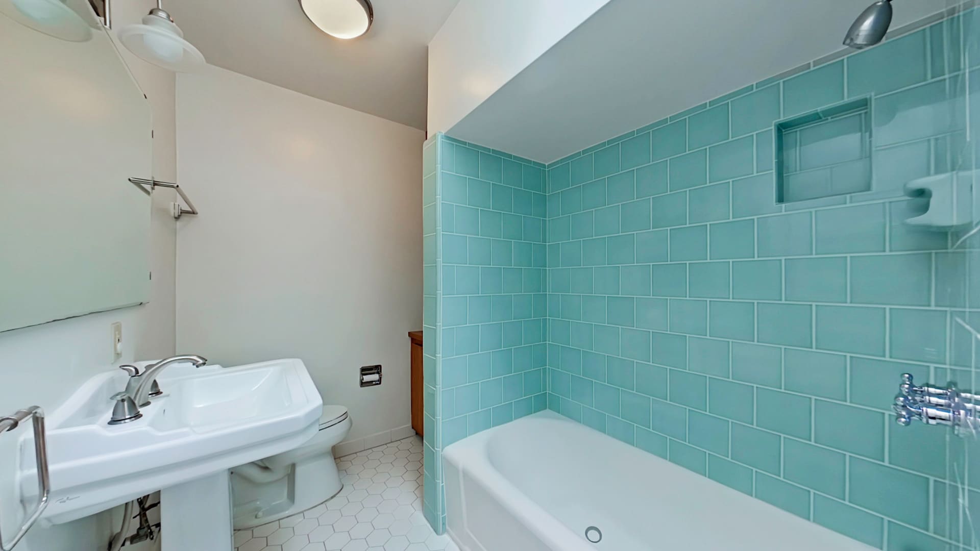 Building Photo - 1915 Las Lunas St