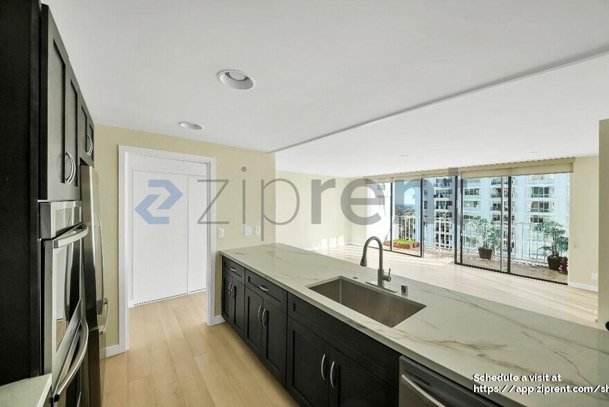 Building Photo - 2160 Century Pk E