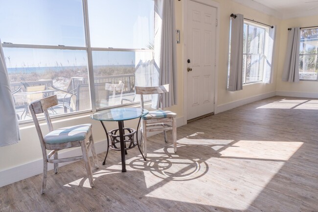 Building Photo - Charming Beach-Front 4bd Home