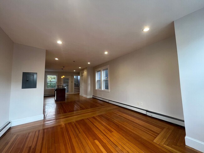 Building Photo - 98 Knight St