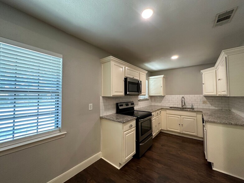 Building Photo - 220 S Shore Pl