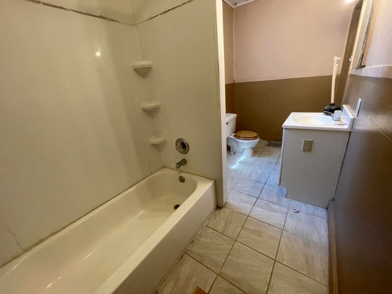 Building Photo - 1202 Gomber Ave