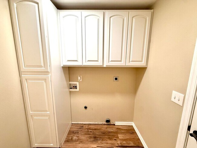 Building Photo - Beautiful 3-Bedroom Home with Solar!—Near Hualapai Mountain Rd