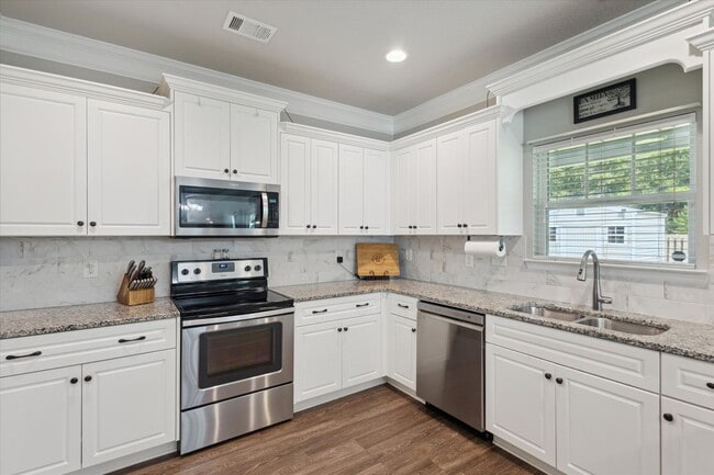 Building Photo - Spacious 4BR Home with Screened Porch & Fenced Yard in Effingham