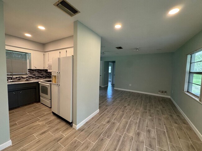 Building Photo - Adorable 2/1/1 nestled on an acre