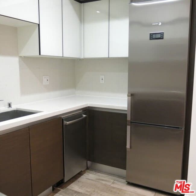 Modern Kitchen - 1611 S Beverly Glen Blvd