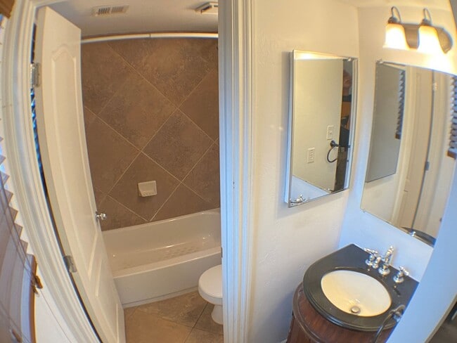 Building Photo - Don't miss out on this charming 2-bedroom,...