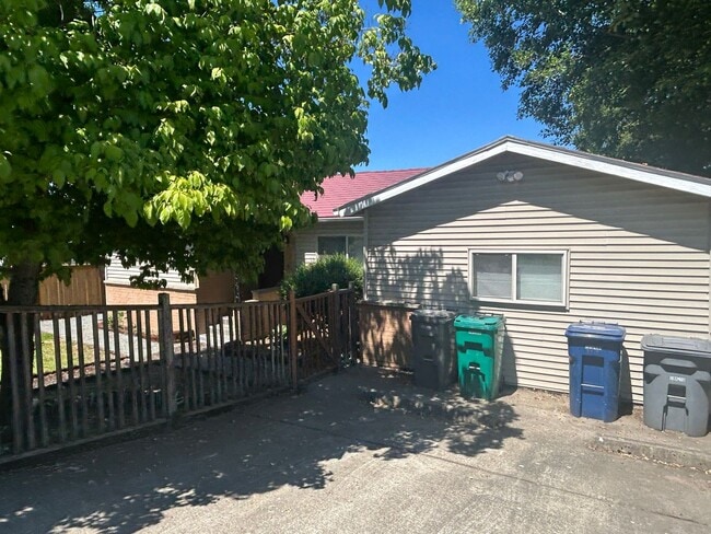 Building Photo - 3 Bed, 2 bath Rambler Home in Skyway, $3,150/mo.