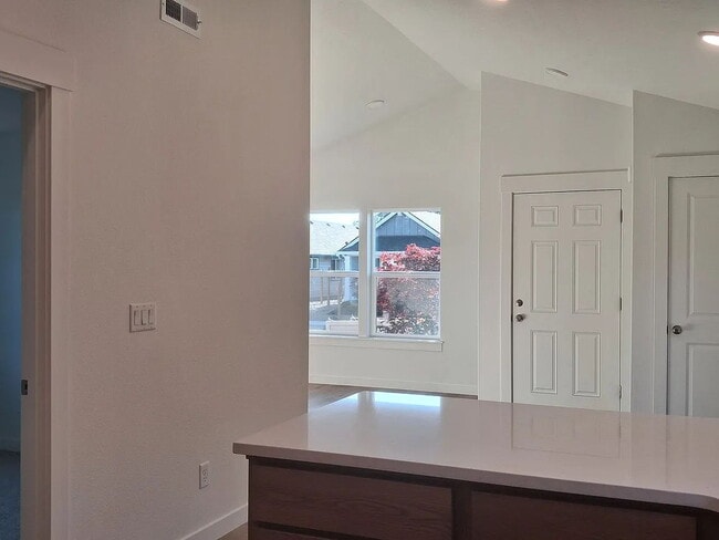 Building Photo - "Charming 3-Bed, 2-Bath Retreat in OR with Cozy 1058 Sq Ft of Comfort!"