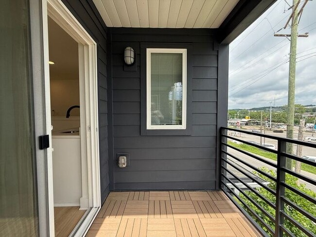 Building Photo - 3 - Level Modern Apartment in East Nashville