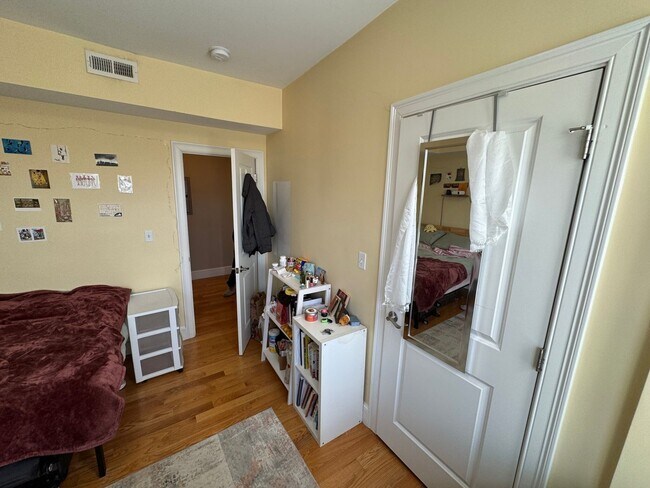 Building Photo - In-Unit Laundry, Central Heat/AC, Parking ...