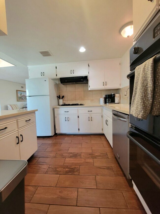 Building Photo - Darling, Move-In Ready Home in Highly Sought After Neighborhood w/ a Great View!!