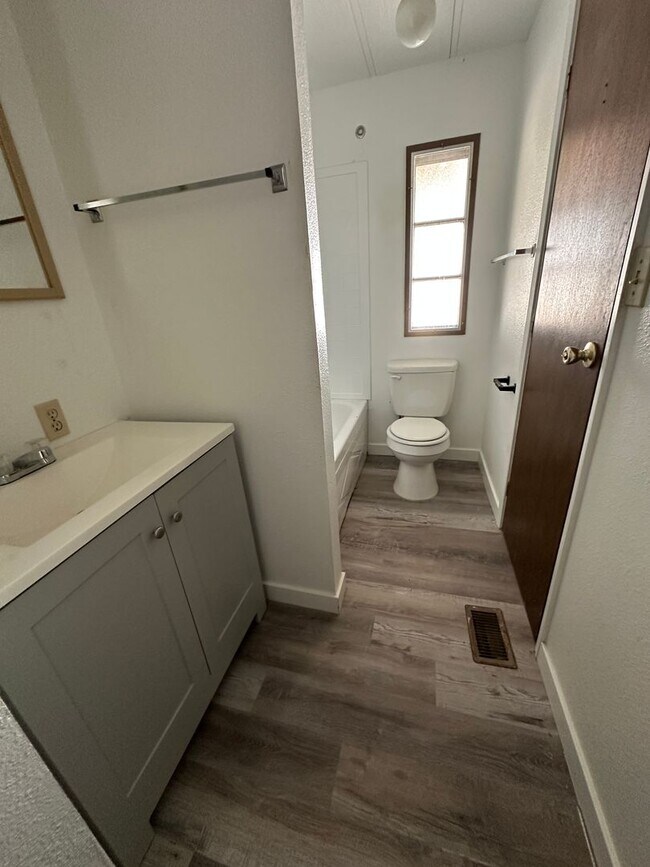 Building Photo - Newly Remodeled
