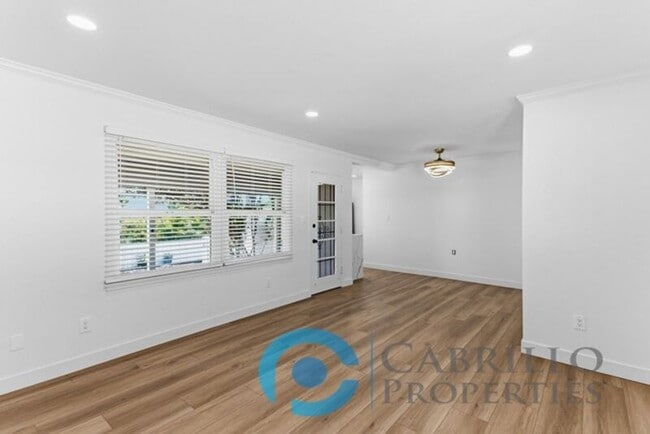 Building Photo - 2215 Marigold Pl