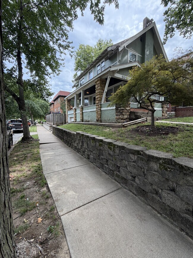 Building Photo - 800 E 41st St