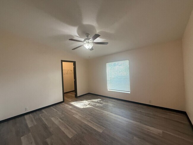 Building Photo - FR T L12795