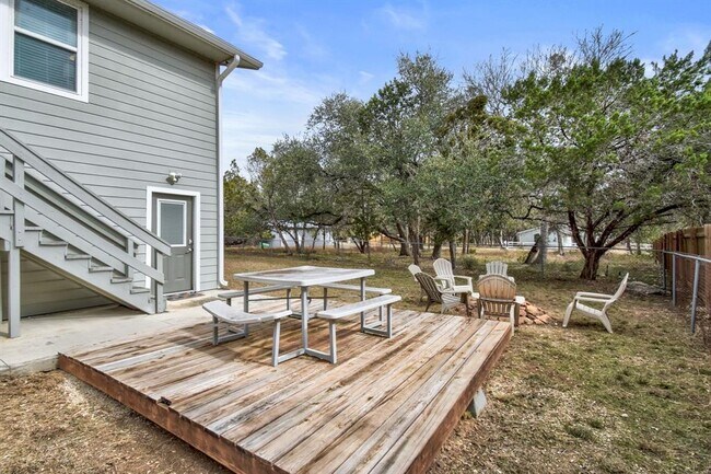 Building Photo - 2591 Lakeshore Dr