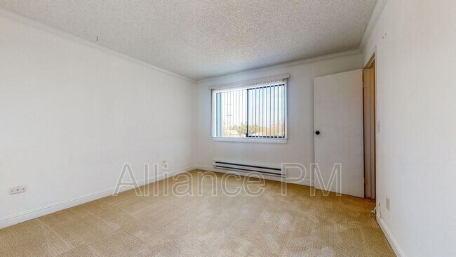 Building Photo - 221 College View Dr