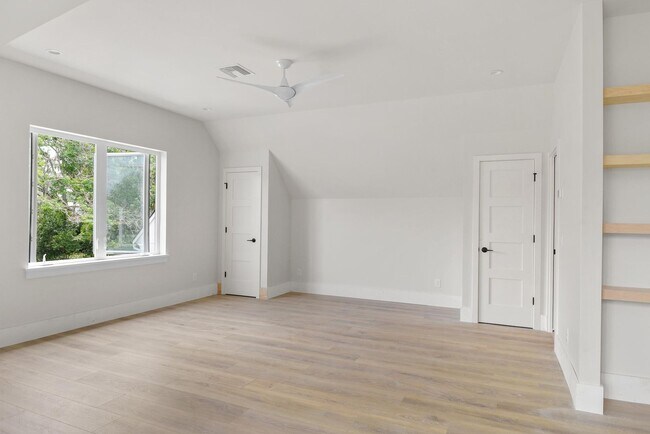 Building Photo - 3222 Holliday Ave