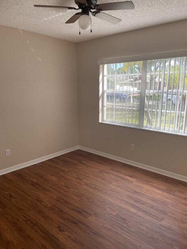 Building Photo - 3 bedroom, 2 bath conveniently located home!