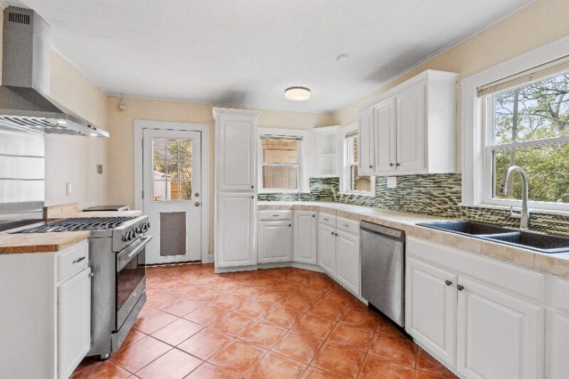 Building Photo - 315 E 1st St