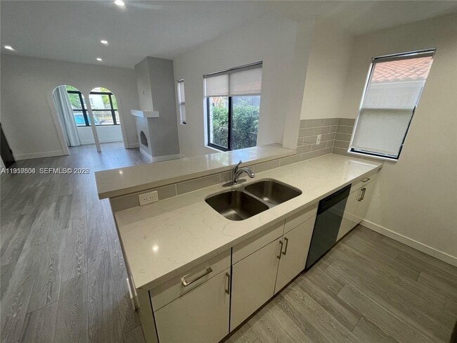 Building Photo - 1637 SW 10th St