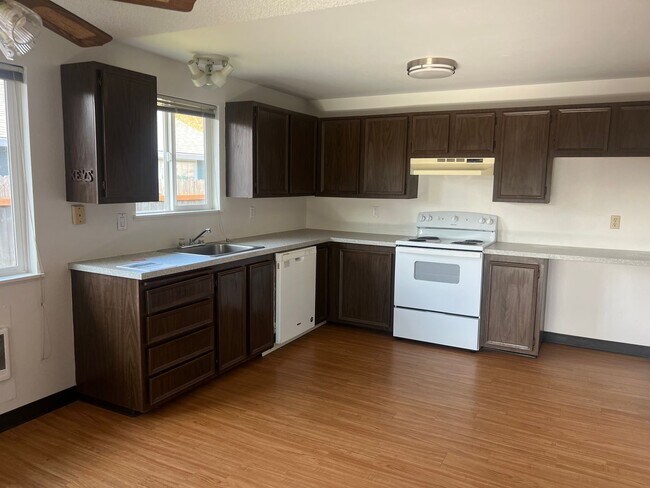 Building Photo - Open Concept: 3 Bed, 1.5 Bath Hidden Gem!