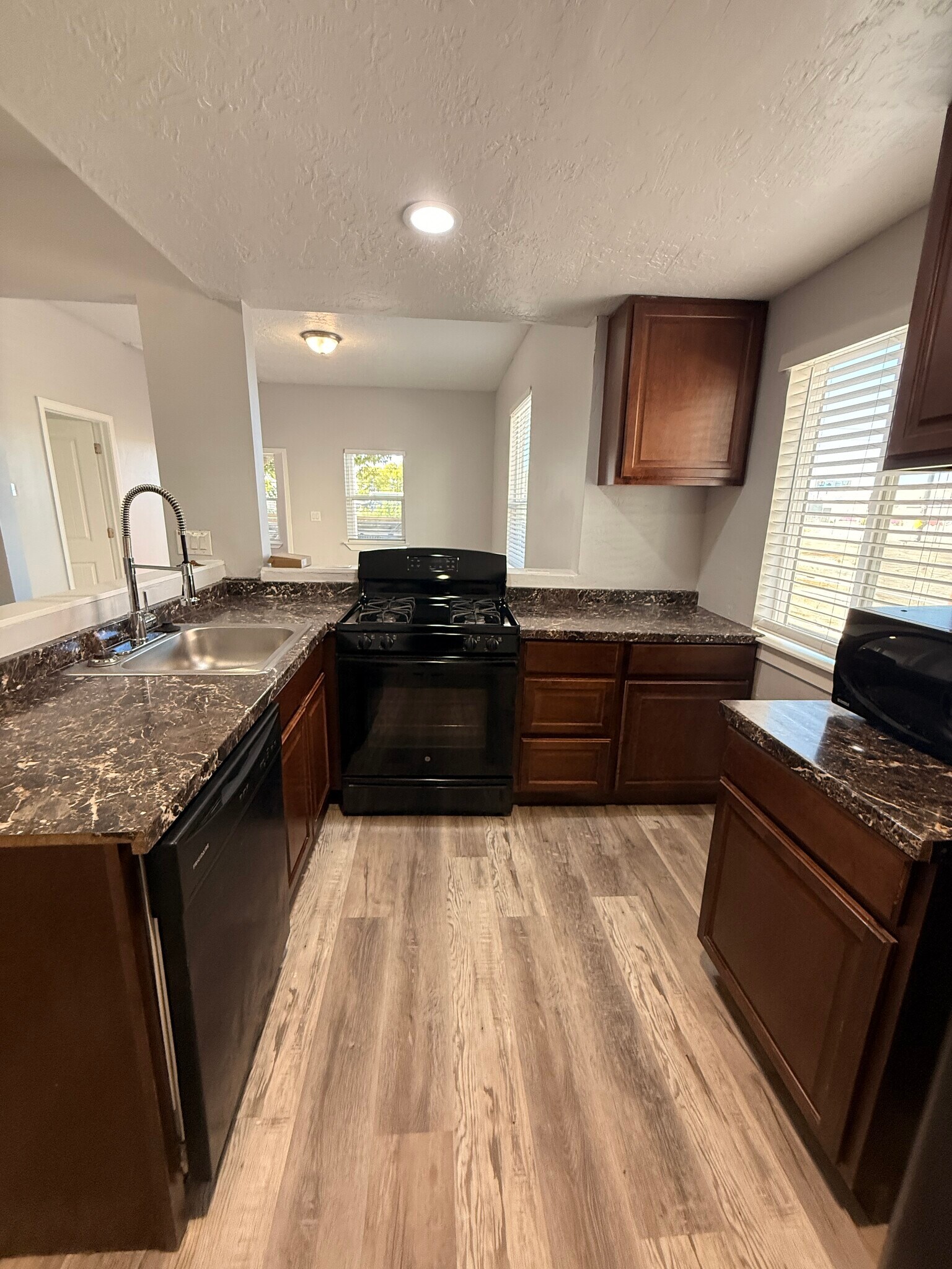 Building Photo - 1085 S 200 W