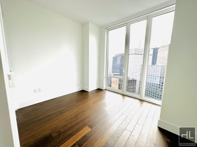 Building Photo - 222 E 44th St