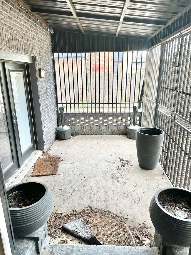 Building Photo - 2424 Southmore Blvd