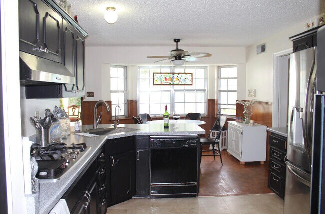 Building Photo - 8812 Cosmos Ave