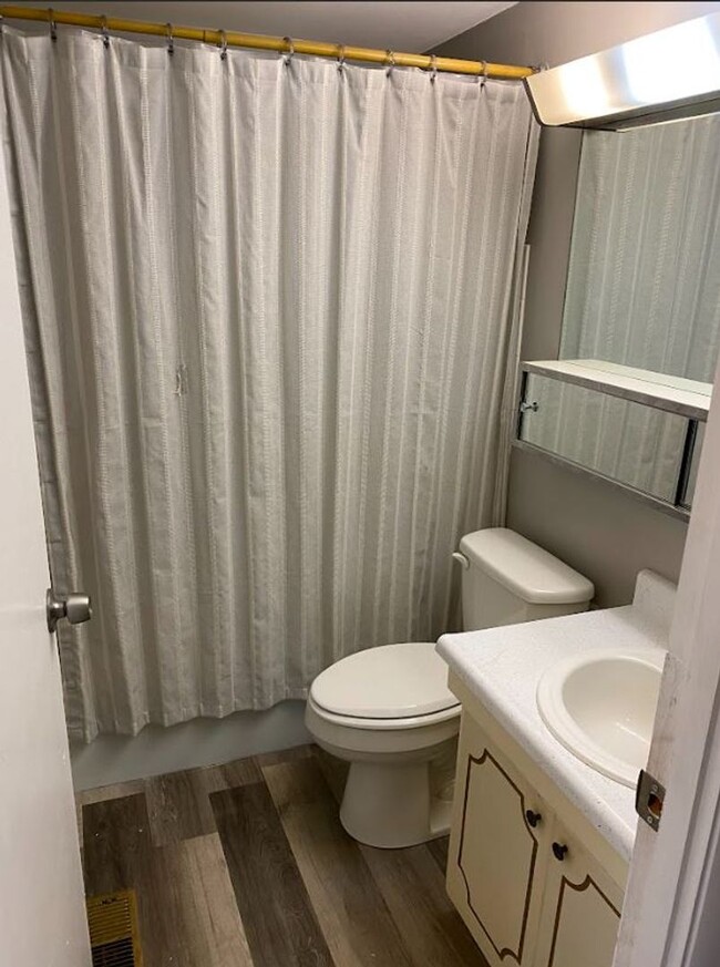 Building Photo - Renovated townhome! 3 beds, 2 baths, best ...