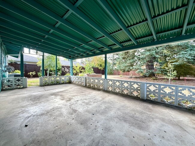 Building Photo - Cozy-Chic in Parkrose ~ Large Fenced Yard with Attached Garage & A/C~ Pets Welcome