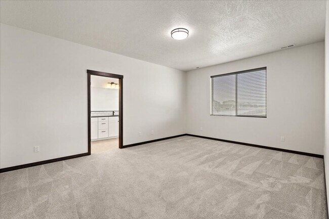 Building Photo - Spacious 4-Bedroom, 2.5 Bath, Two-Story Gem with a Fenced Yard!